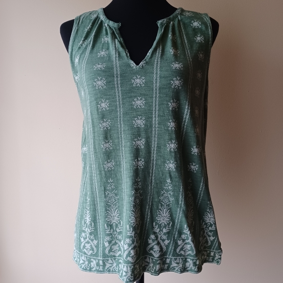 🍀 Lucky Brand Sleeveless Top Size M Green and Cream Floral Butterfly Pattern - Picture 2 of 12